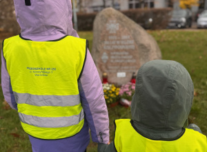Pamięć i szacunek – przedszkolni wolontariusze pod pomnikiem 16 Warszawskiej Drużyny Harcerskiej