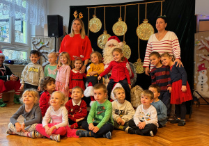 Zdjęcie grupowe ze Świętym Mikołajem dzieci z grupy czterolatków.