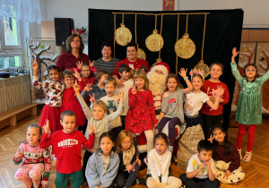 Zdjęcie grupowe dzieci sześcioletnich wraz ze Świętym Mikołajem.
