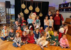 Zdjęcie grupowe ze Świętym Mikołajem dzieci z grupy pięciolatki