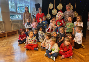 Zdjęcie grupowe ze Świętym Mikołajem dzieci z grupy trzylatki