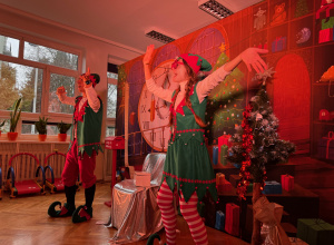 Wizyta teatrzyku „Elfy i fabryka prezentów”