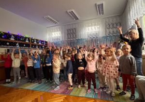 Dzieci wraz z nauczycielami podczas świewania kolędy "Przybieżeli do Betlejem..."