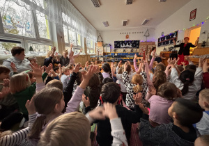 dzieci z grup przedszkolnych podczas wspólnego Przedszkolnego kolędowania