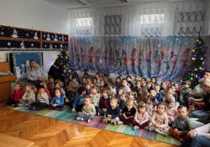 Dzieci ze wszystkich grup podczas świątecznego Kolędowania