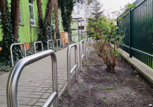 Stojaki na rowery stojące wzdłuż ogrodzenia, na terenie przedszkola