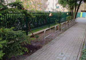 Stojaki rowerowe stojące wzdłóż chodnika na terenie przedszkola